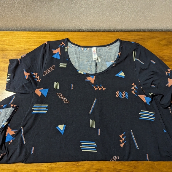 Medium Lularoe Perfect T - Picture 1 of 3